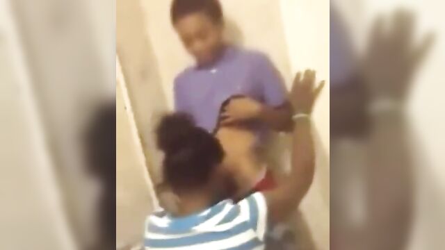 College student caught giving boyfriend blowjob in the toilet - 3 image