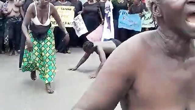 Hausa women strip naked in public to protest election rigging in Nigeria – Part 3 - 3 image
