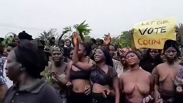 Hausa women strip naked in public to protest election rigging in Nigeria – Part 3 - 5 image