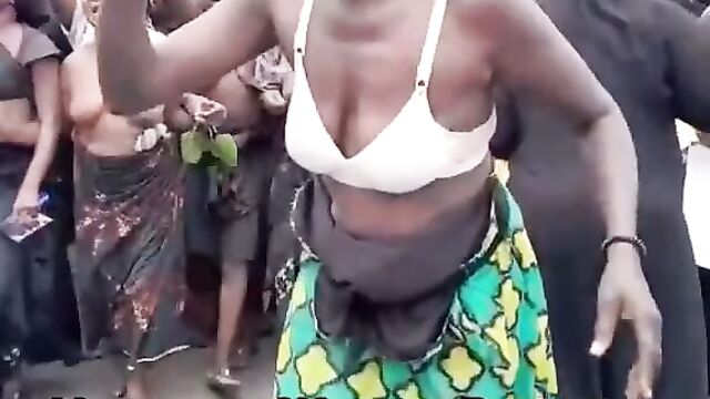 Hausa Nigerian women strip naked in public to protest election rigging – Part 2 - 3 image