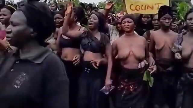 Hausa Nigerian women strip naked in public to protest election rigging – Part 2 - 5 image