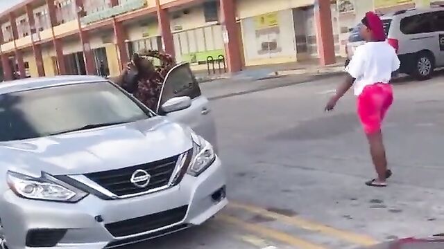 Big Ass Exposed In Public As Girls Fight - 1 image