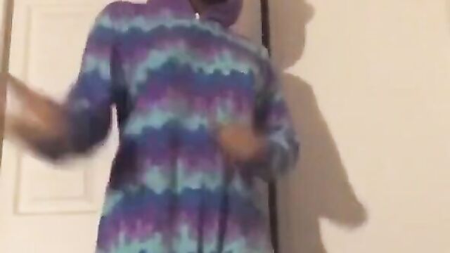 Boob and nipple exposed as girl makes content - 3 image