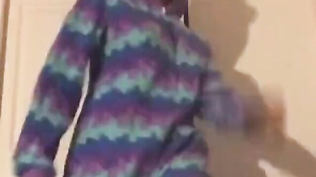 Boob and nipple exposed as girl makes content - 5 image