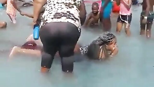 Young man removes lady’s panties in a pool and exposes her big ass in public, while being surrounded by children! - 4 image