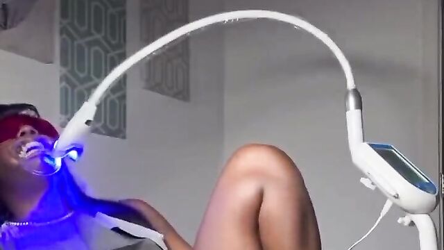 Woman caught fingering herself in dentist’s office - 3 image