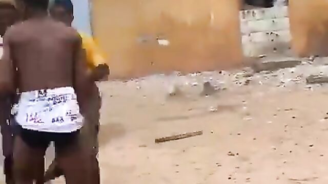 2 African ladies fighting, showing breasts