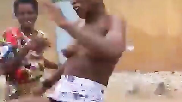 2 African ladies fighting, showing breasts - 4 image