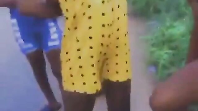 Boobs out as 2 Nigerian girls fight over a boyfriend in public - 3 image