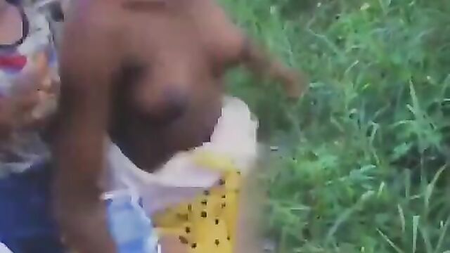 Boobs out as 2 Nigerian girls fight over a boyfriend in public - 4 image