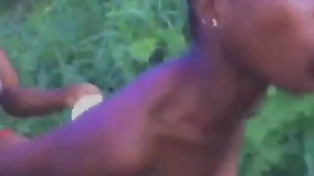 Boobs out as 2 Nigerian girls fight over a boyfriend in public - 5 image
