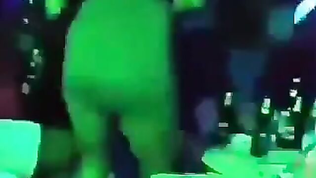 Pussy out in public as chick vibes in the club