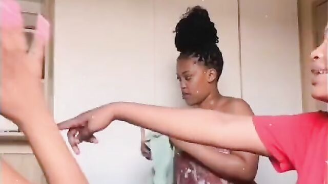 Working that ass to the beat - 1 image