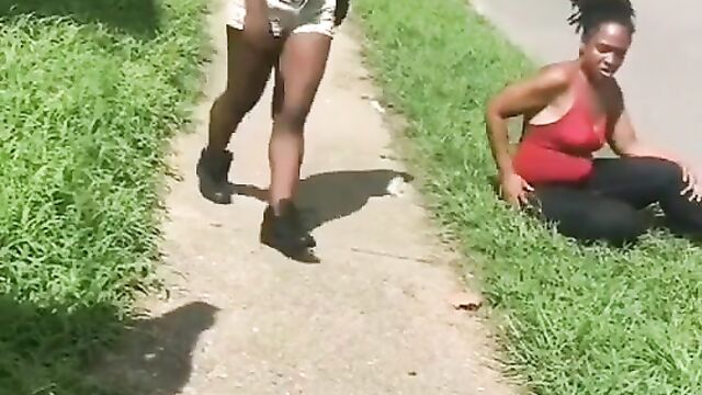 Small stature lady beats the hell out of her big size opponent - 1 image