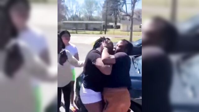 Boobs pop out as 4 ebony women fight in public - 1 image