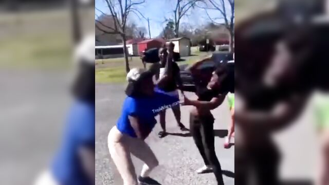 Boobs pop out as 4 ebony women fight in public - 2 image