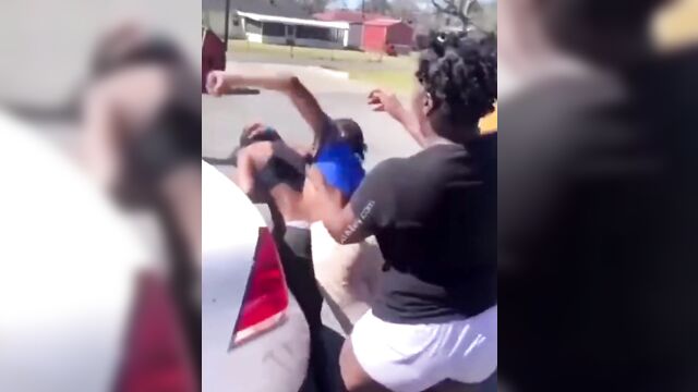 Boobs pop out as 4 ebony women fight in public - 4 image