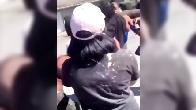 Boobs pop out as 4 ebony women fight in public - 5 image
