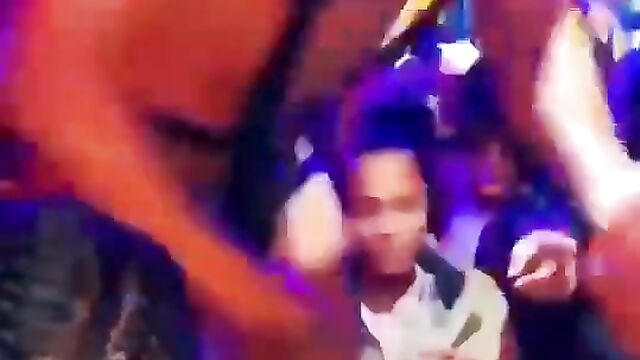 A female fan grabbed his dick on stage - 3 image