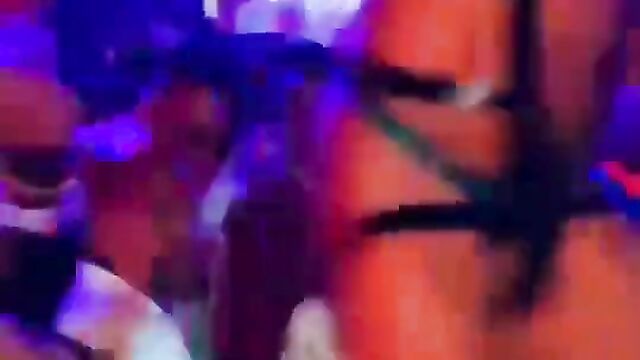 A female fan grabbed his dick on stage - 4 image