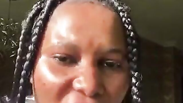 Lady mistakenly exposes nipple and boobs on Instagram Live - 3 image