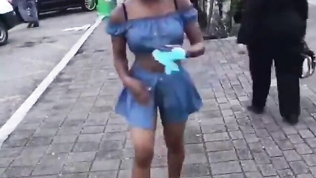 Guy records alleged school girl chopping him after meeting her on the street! - 1 image