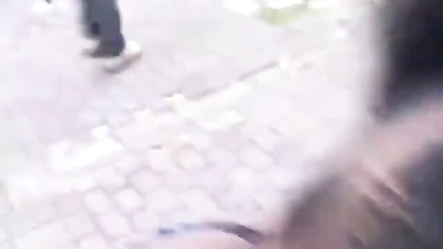 Guy records alleged school girl chopping him after meeting her on the street!