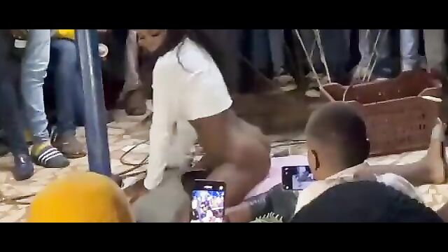 Black chick caught smashing in public - 3 image