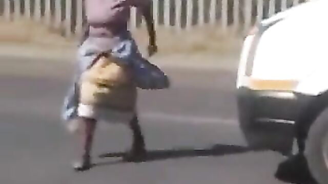 Mad Couple caught having sex by the roadside in public - 5 image