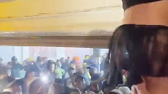 Fans caught fingering Zodwa Wabantu - 5 image
