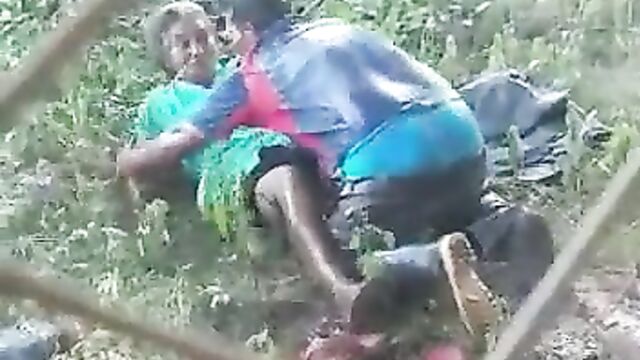 Couple bonking in public get a shower! - 5 image