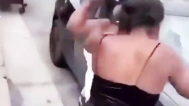 2 Women fighting brutally over a sugar daddy in public - 1 image