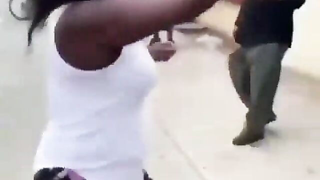 2 Women fighting brutally over a sugar daddy in public - 5 image