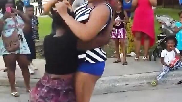 Women fight showing booty in public - 1 image