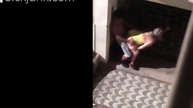 Dude bonking a thot outdoors - 1 image