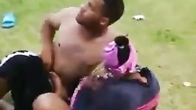 Busted! Mzansi couple having sex at a park caught by Police - 4 image