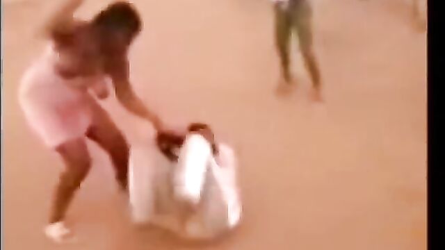 Boobs out as Mzansi woman fights sidechick in public - 1 image