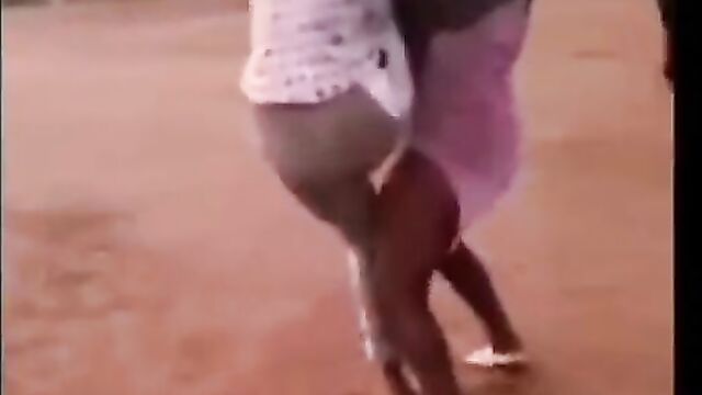 Boobs out as Mzansi woman fights sidechick in public - 4 image