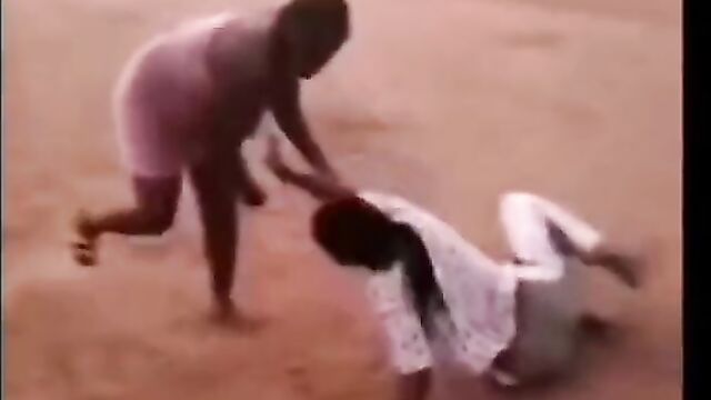 Boobs out as Mzansi woman fights sidechick in public - 5 image