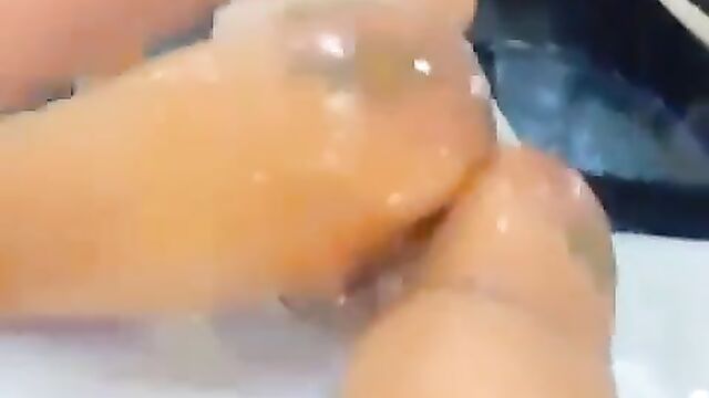 Nigerian stripper showing her wet pussy to big boys in public for dollars - 4 image