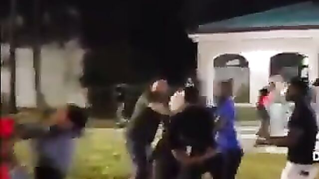 Ass & pussy exposed as thick chick fights in public - 5 image