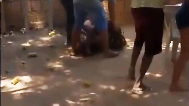 Breasts pop out as Brazilian girls fight in public - 1 image