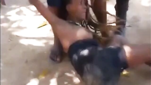Breasts pop out as Brazilian girls fight in public - 3 image