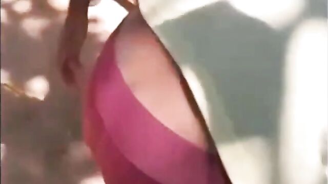 Breasts pop out as Brazilian girls fight in public - 4 image