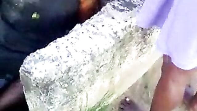 Women caught fighting in dirty gutter - 3 image