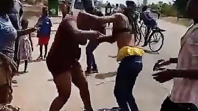 Boobs & ass exposed as Mzansi girls fight in public - 1 image