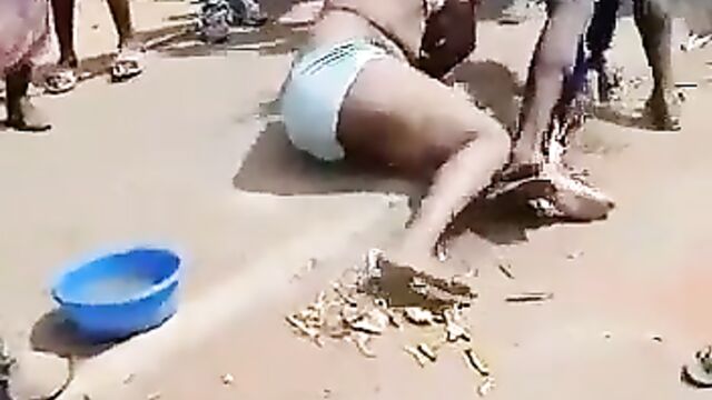 Boobs & ass exposed as Mzansi girls fight in public - 5 image