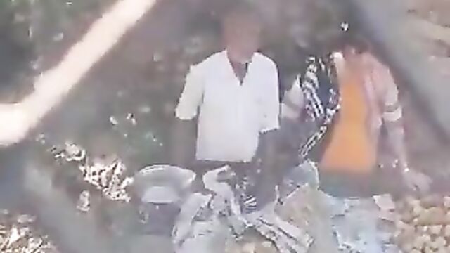 Married Woman Caught Masturbating Old Fruit Seller In Public - 1 image