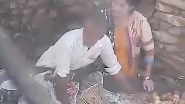 Married Woman Caught Masturbating Old Fruit Seller In Public