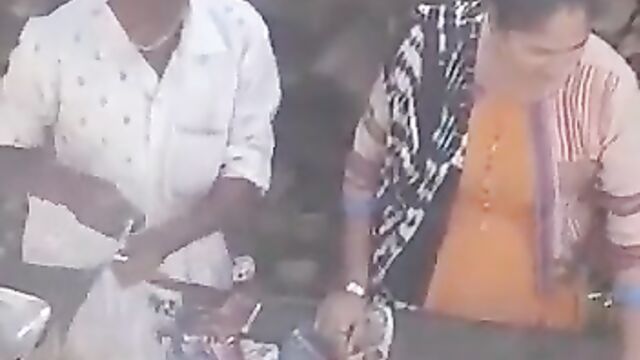 Married Woman Caught Masturbating Old Fruit Seller In Public - 4 image